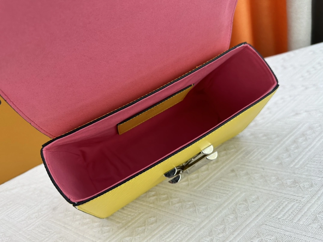 ModernLook 1097 Louis Vuitton AAA Quality Messenger Bags For Women