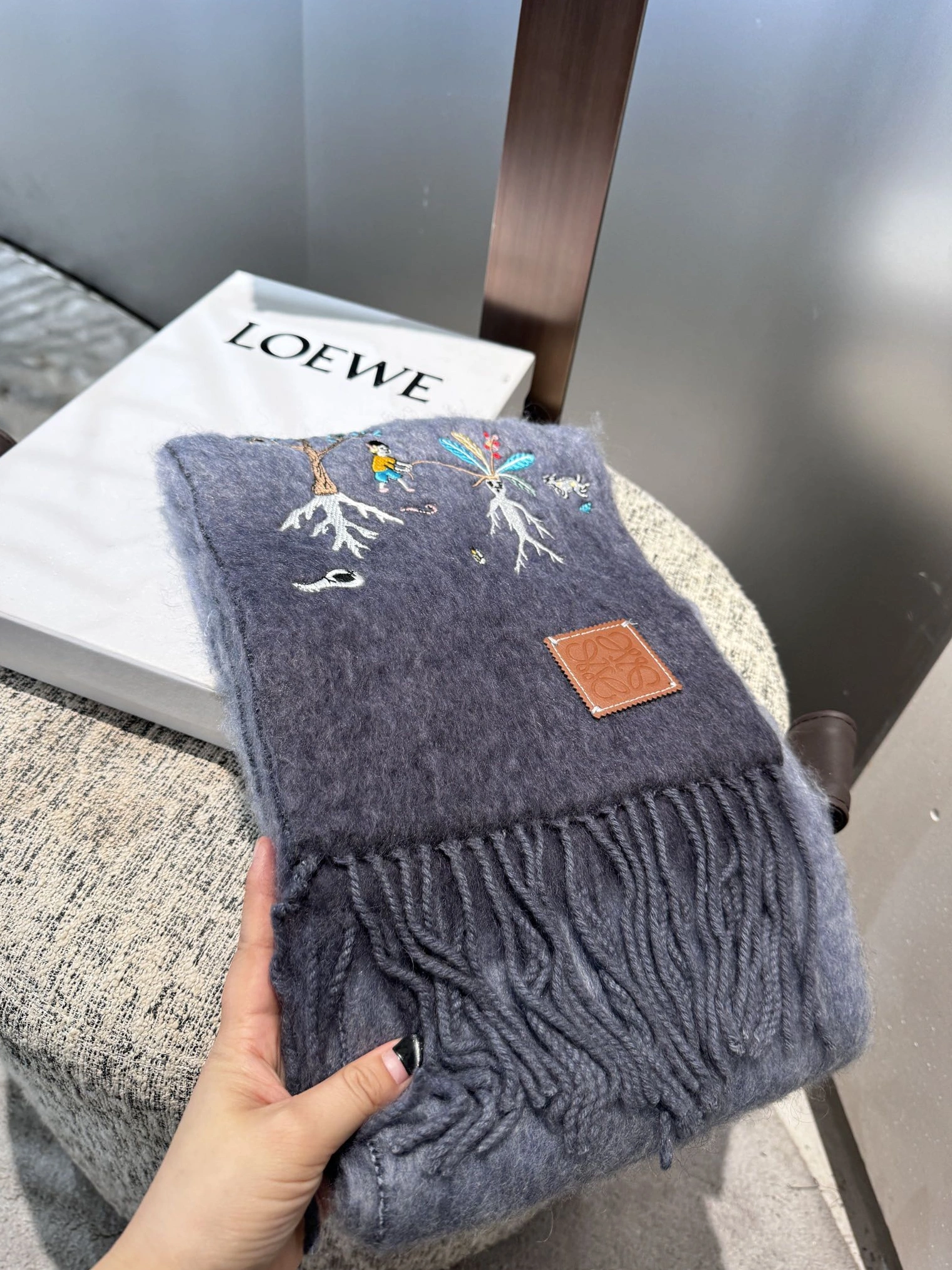 ModernLook 2069 LOEWE Scarf