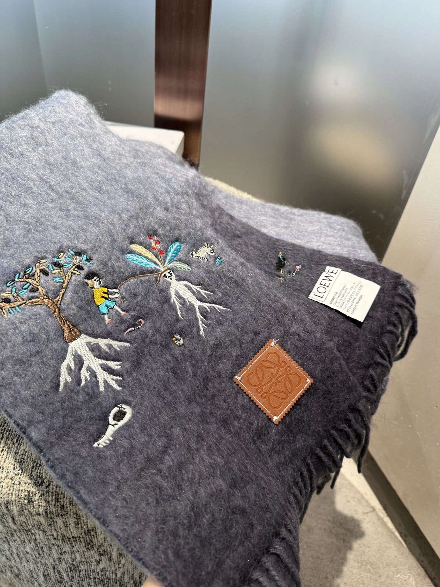 ModernLook 2069 LOEWE Scarf
