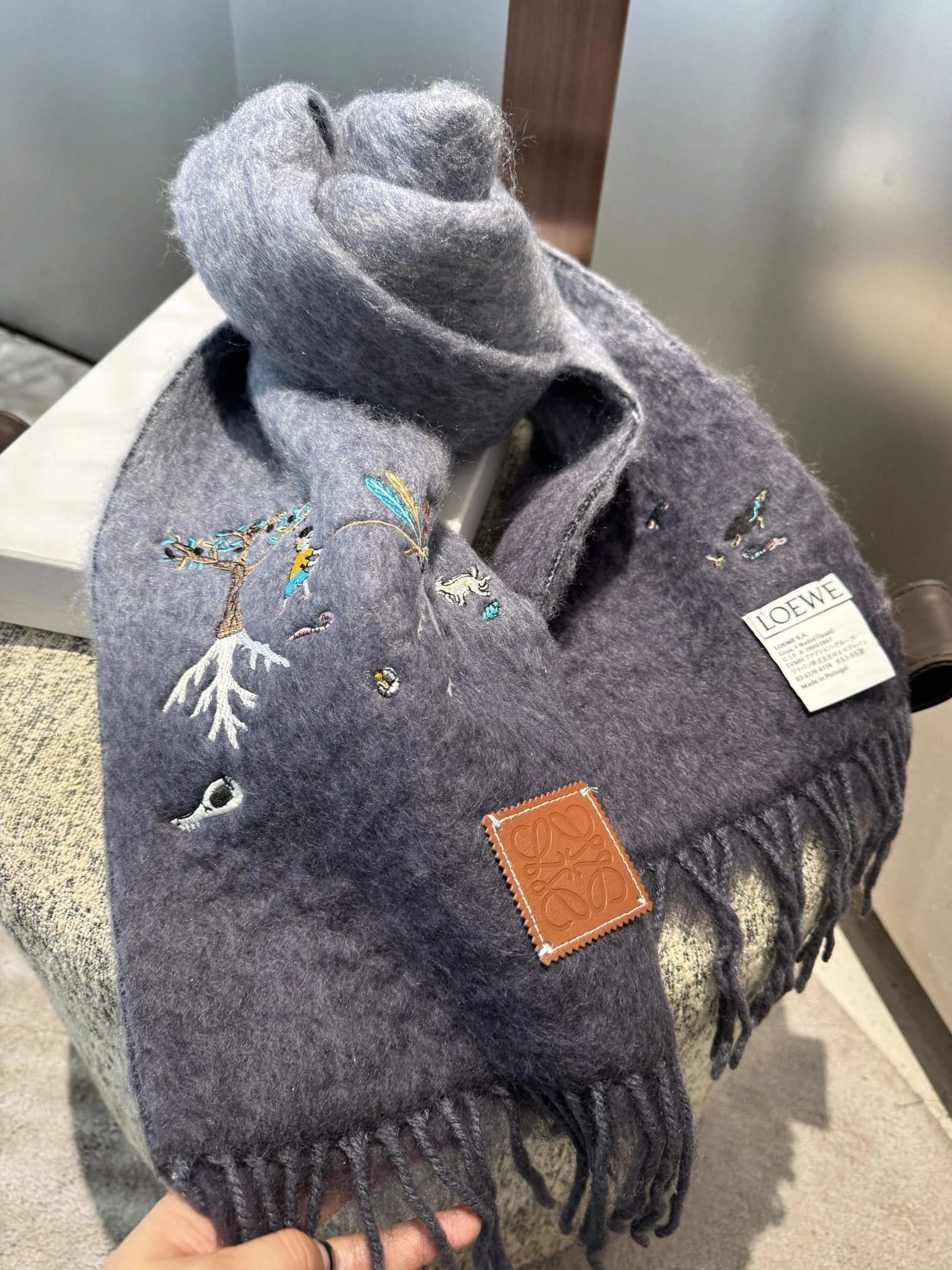 ModernLook 2069 LOEWE Scarf