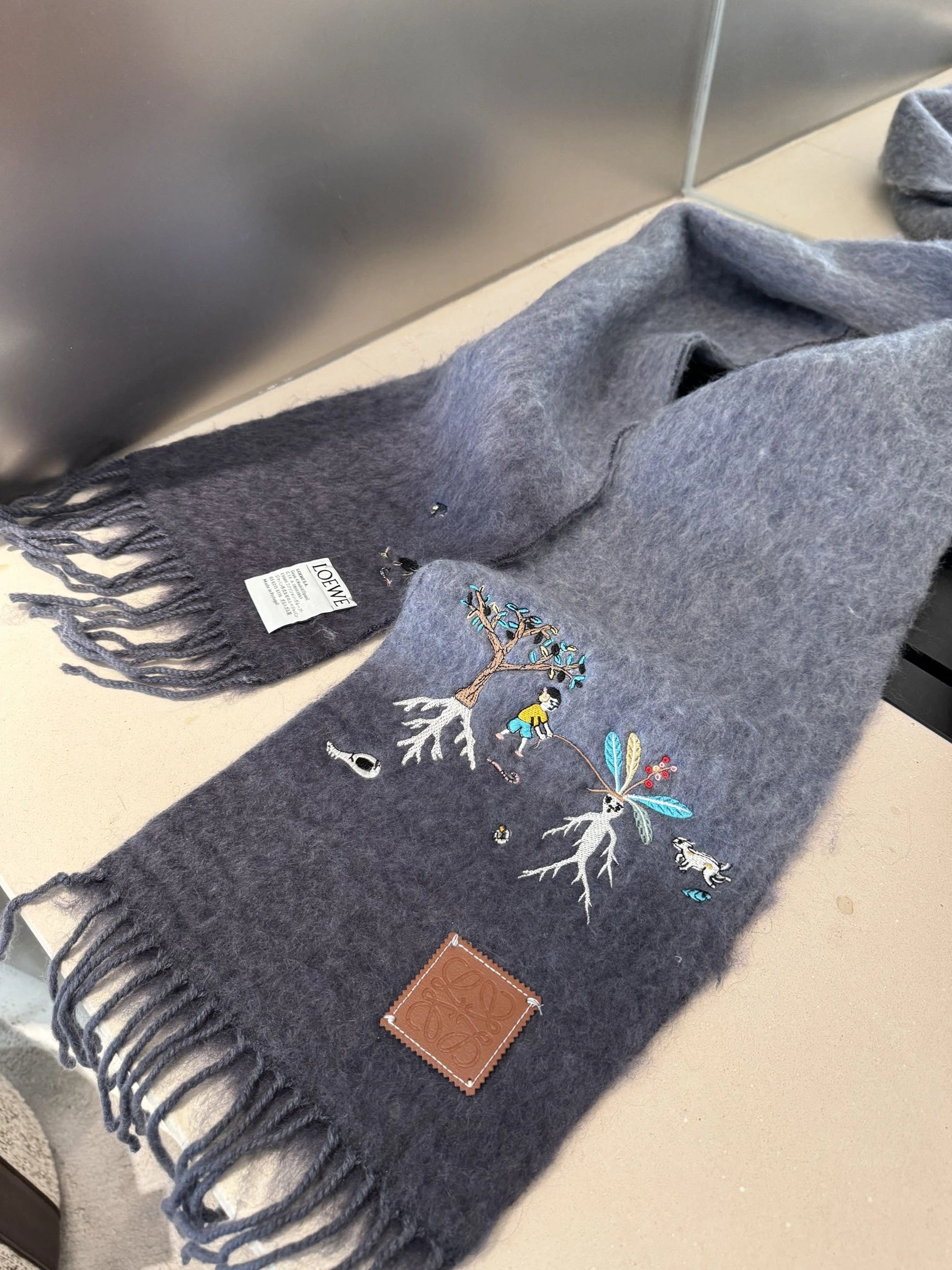 ModernLook 2069 LOEWE Scarf