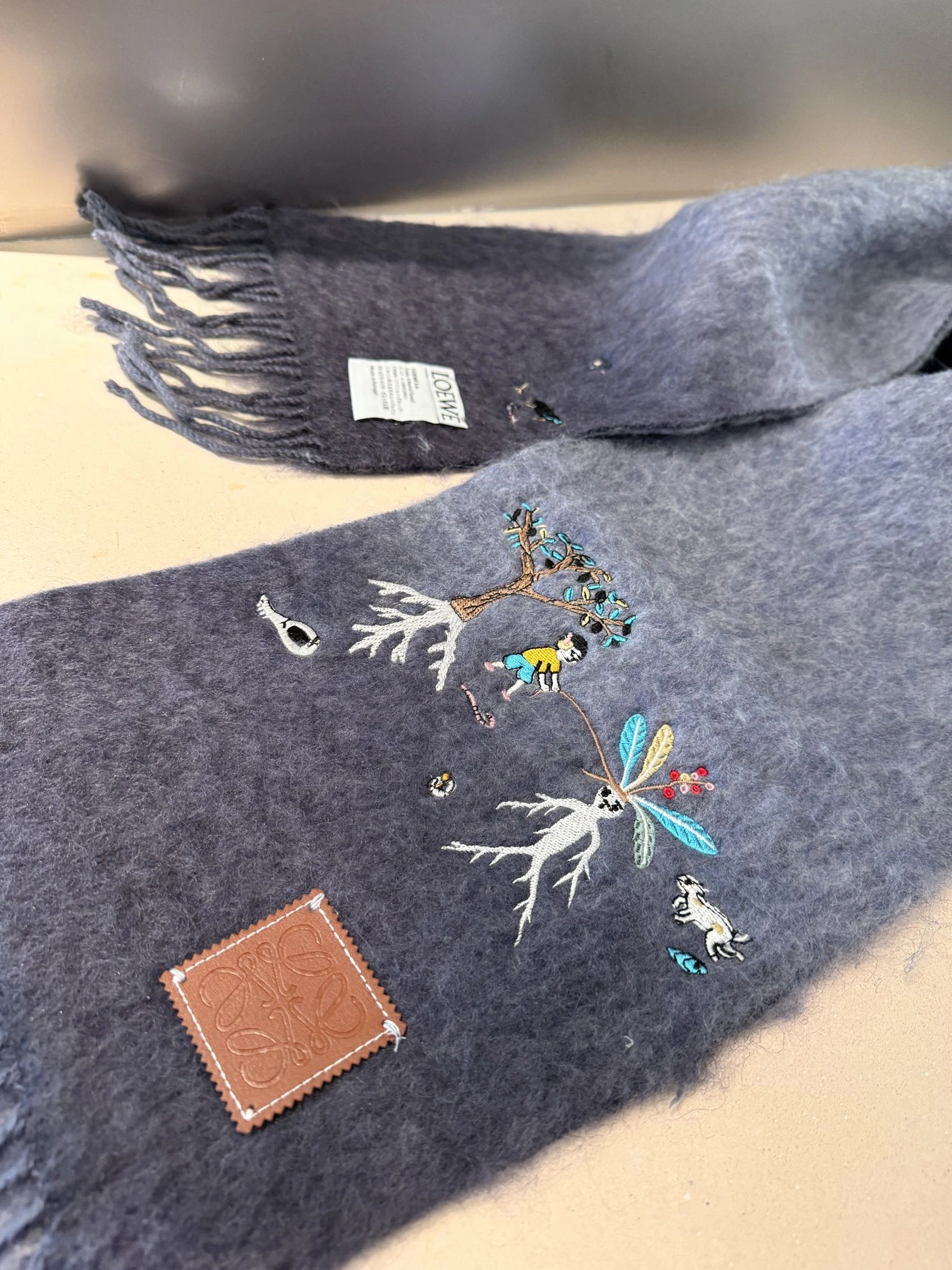ModernLook 2069 LOEWE Scarf