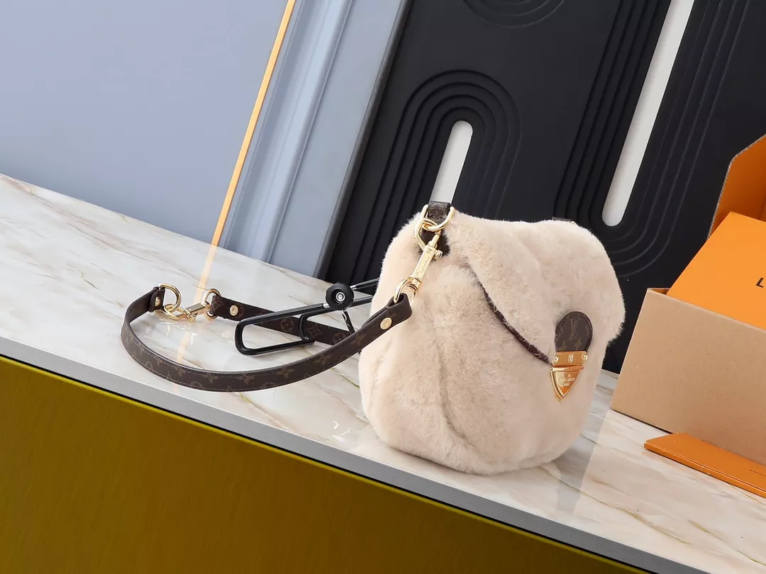 ModernLook 4518 Louis Vuitton AAA Quality Messenger Bags For Women