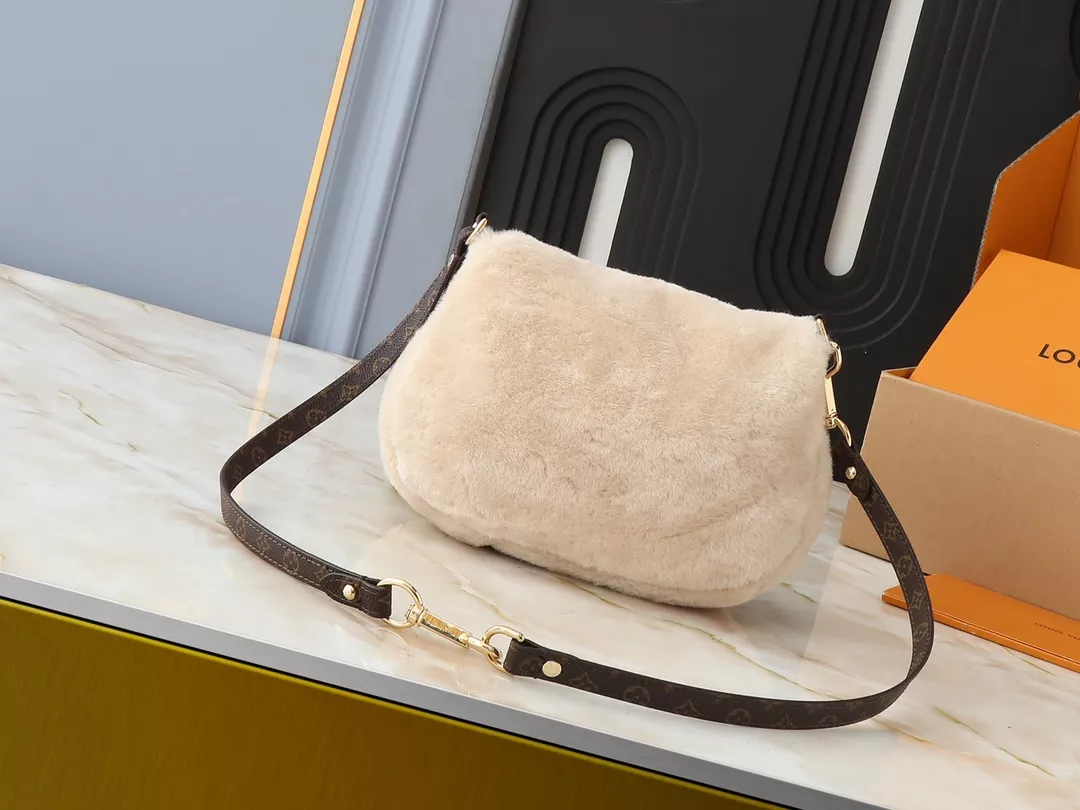 ModernLook 4518 Louis Vuitton AAA Quality Messenger Bags For Women