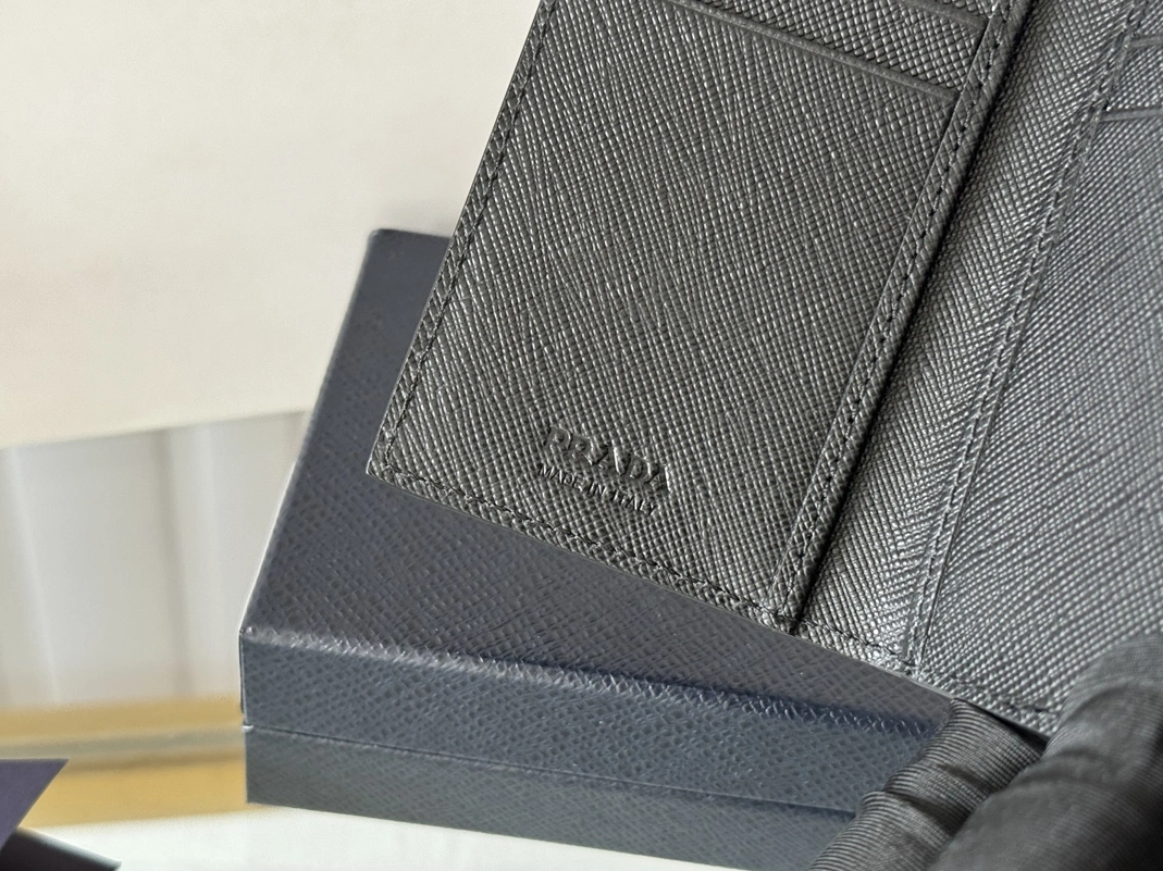 ModernLook 6652 Prada AAA Quality Card Case