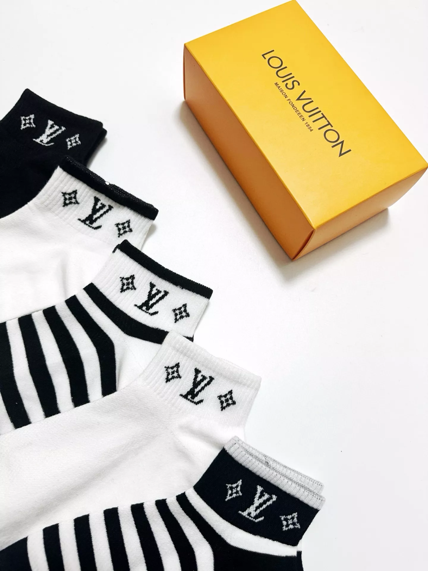 ModernLook 8290 Louis Vuitton LV Socks