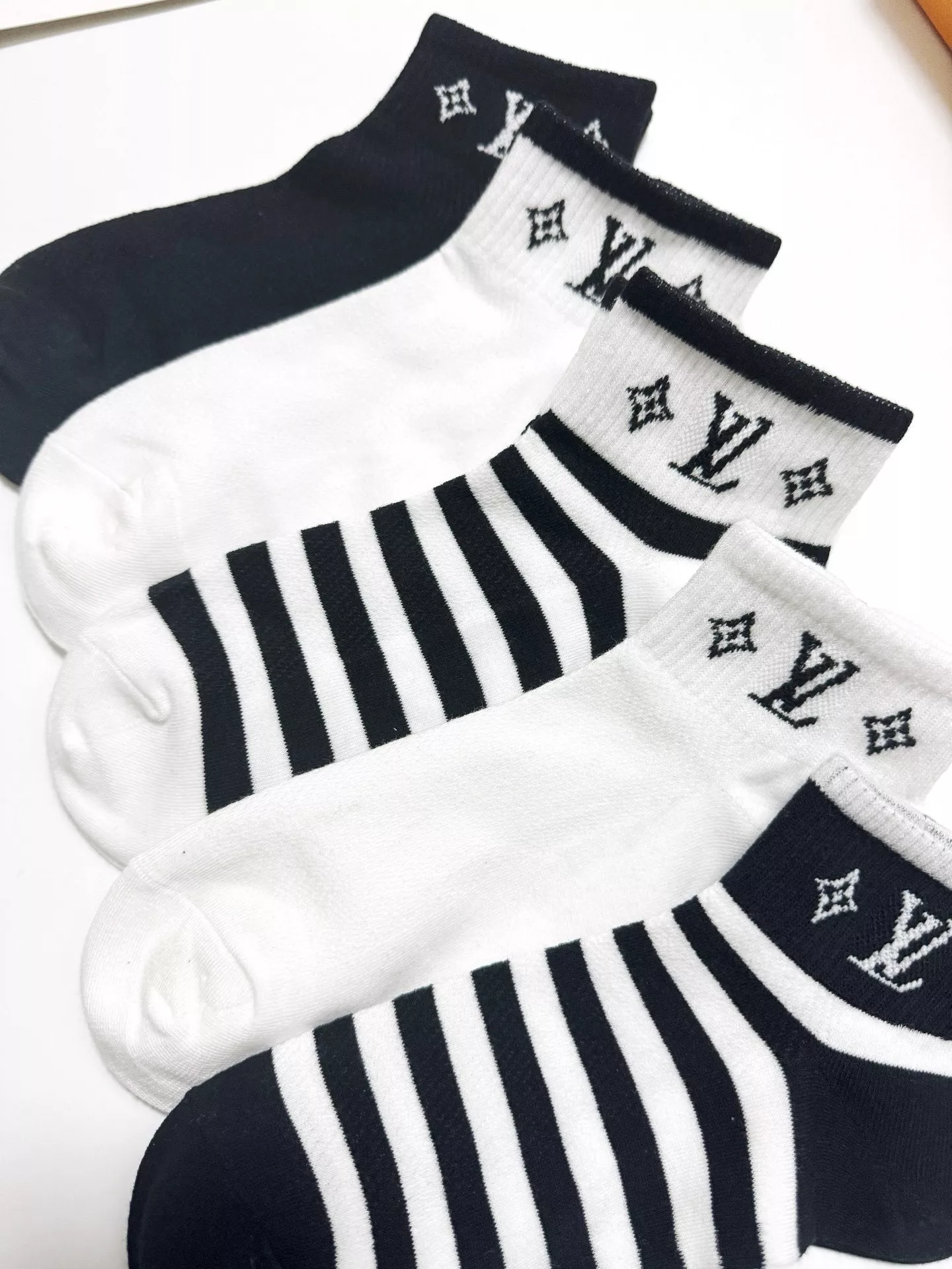 ModernLook 8290 Louis Vuitton LV Socks