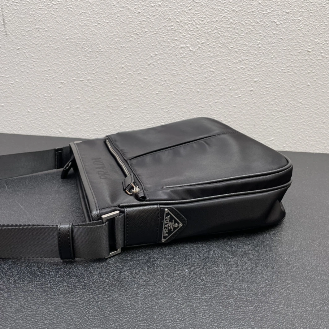 ModernLook 8638 Prada AAA Man Messenger Bags