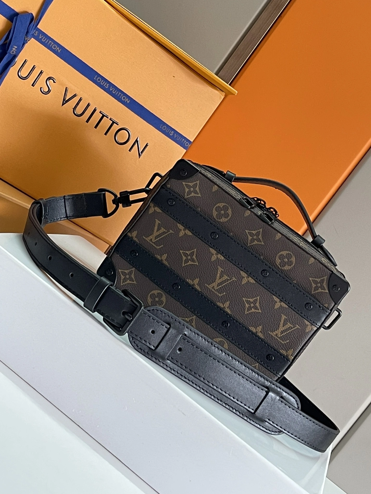 ModernLook 894 Louis Vuitton AAA Man Messenger Bags
