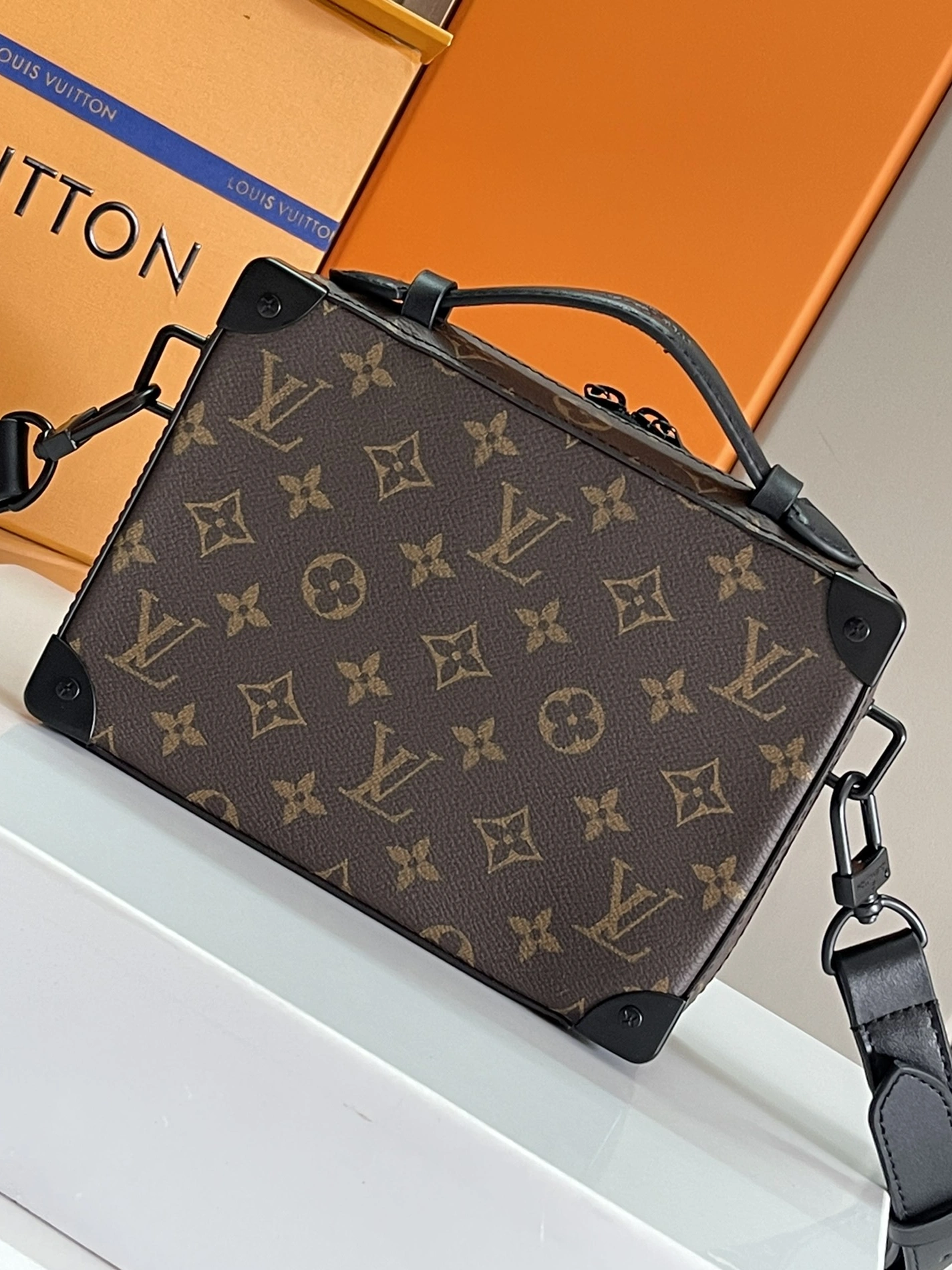 ModernLook 894 Louis Vuitton AAA Man Messenger Bags