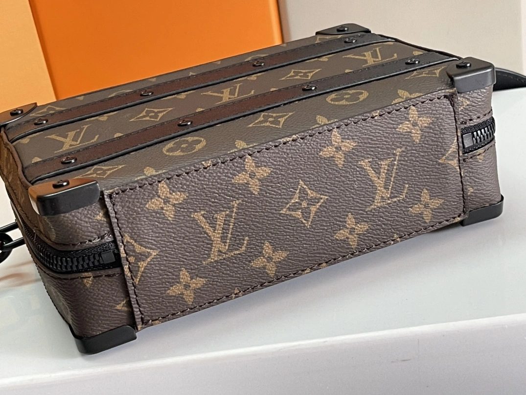 ModernLook 894 Louis Vuitton AAA Man Messenger Bags