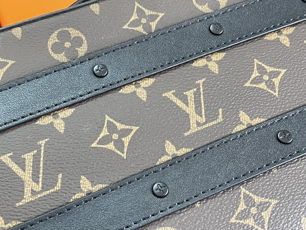 ModernLook 894 Louis Vuitton AAA Man Messenger Bags