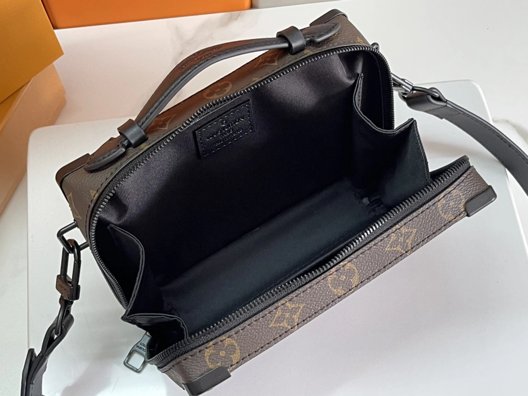 ModernLook 894 Louis Vuitton AAA Man Messenger Bags