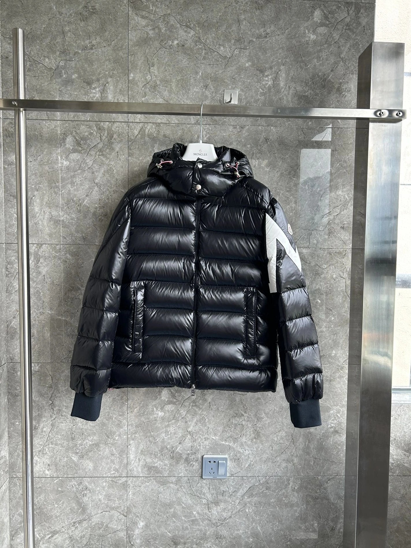 Moncler Down Feather Coat Long Sleeved For Men EyeCatching 8154