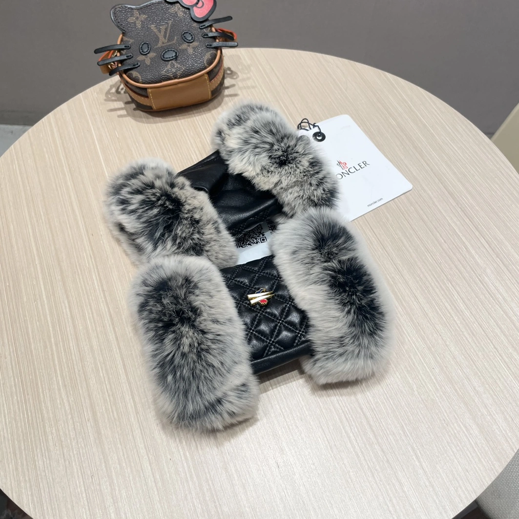 Moncler Gloves Affordable 390