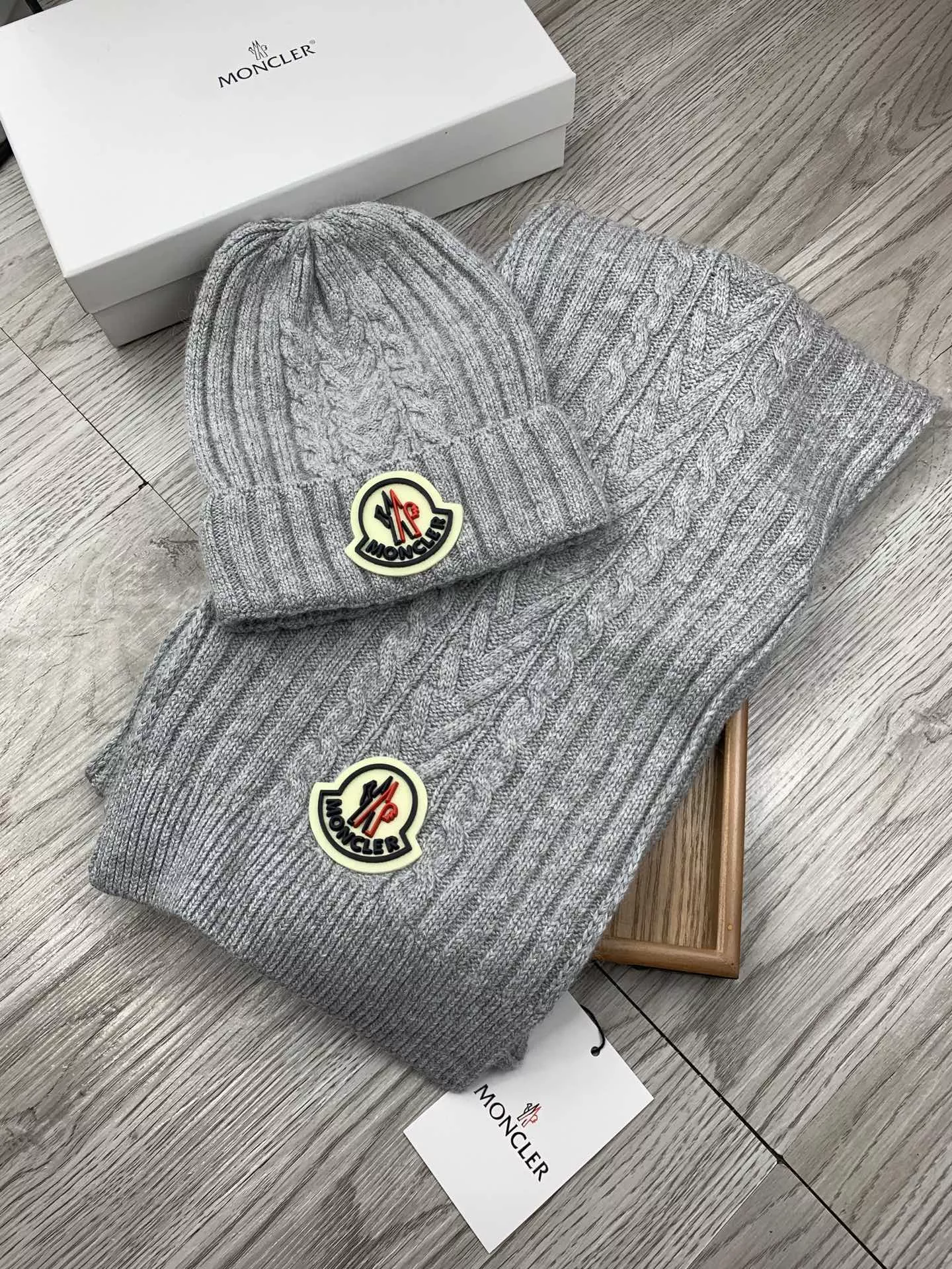 Moncler Hat and Scarf Set Durable 5134