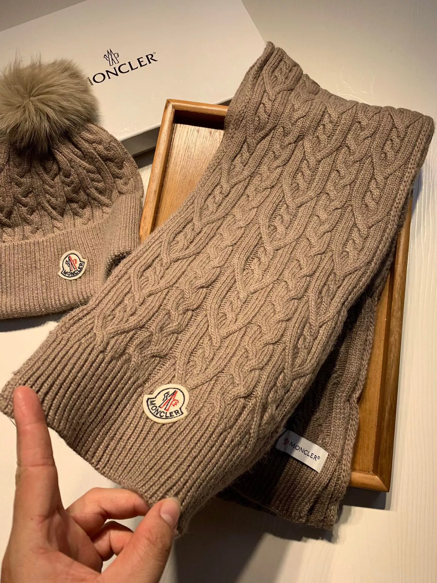 Moncler Hat and Scarf Set Flexible 3530