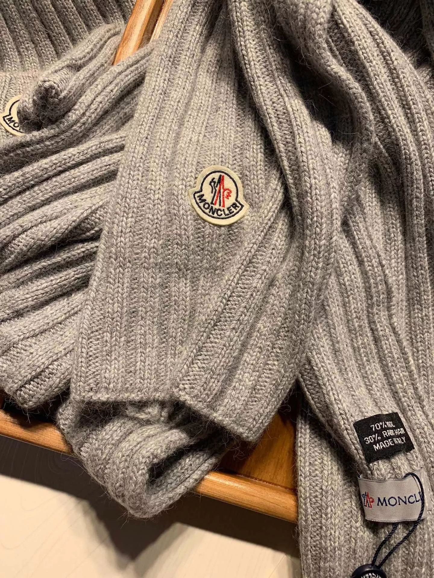 Moncler Hat and Scarf Set Practical 4640