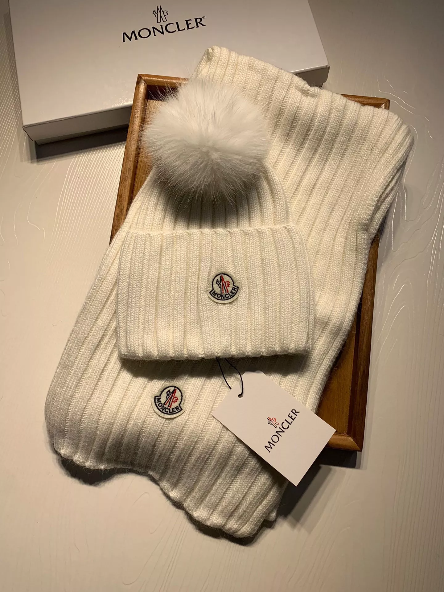 Moncler Hat and Scarf Set Trendsetting 5651
