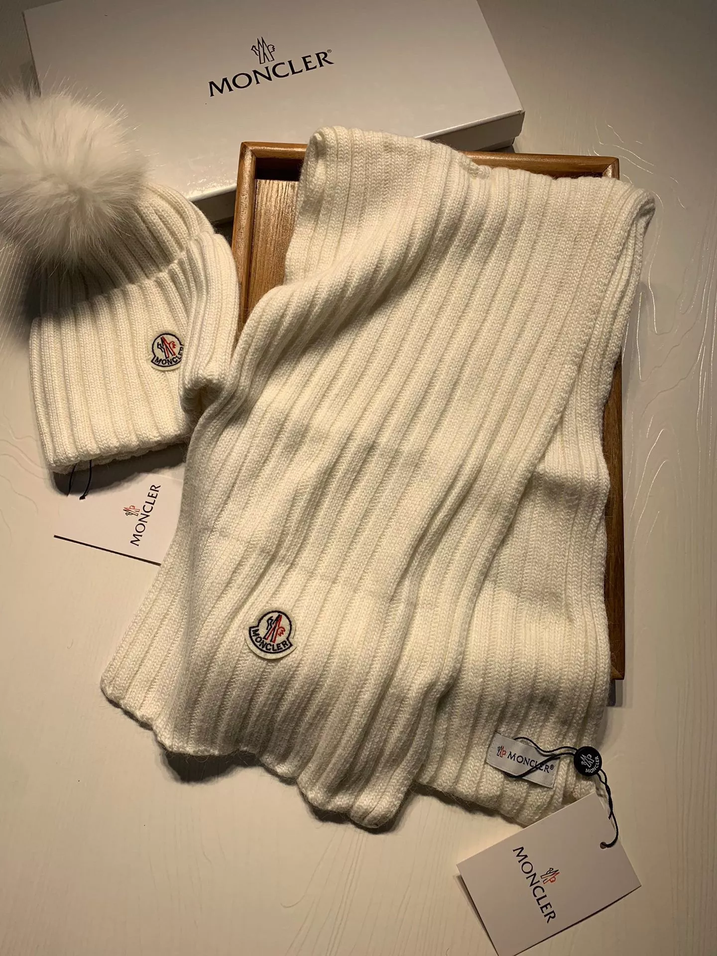 Moncler Hat and Scarf Set Trendsetting 5651