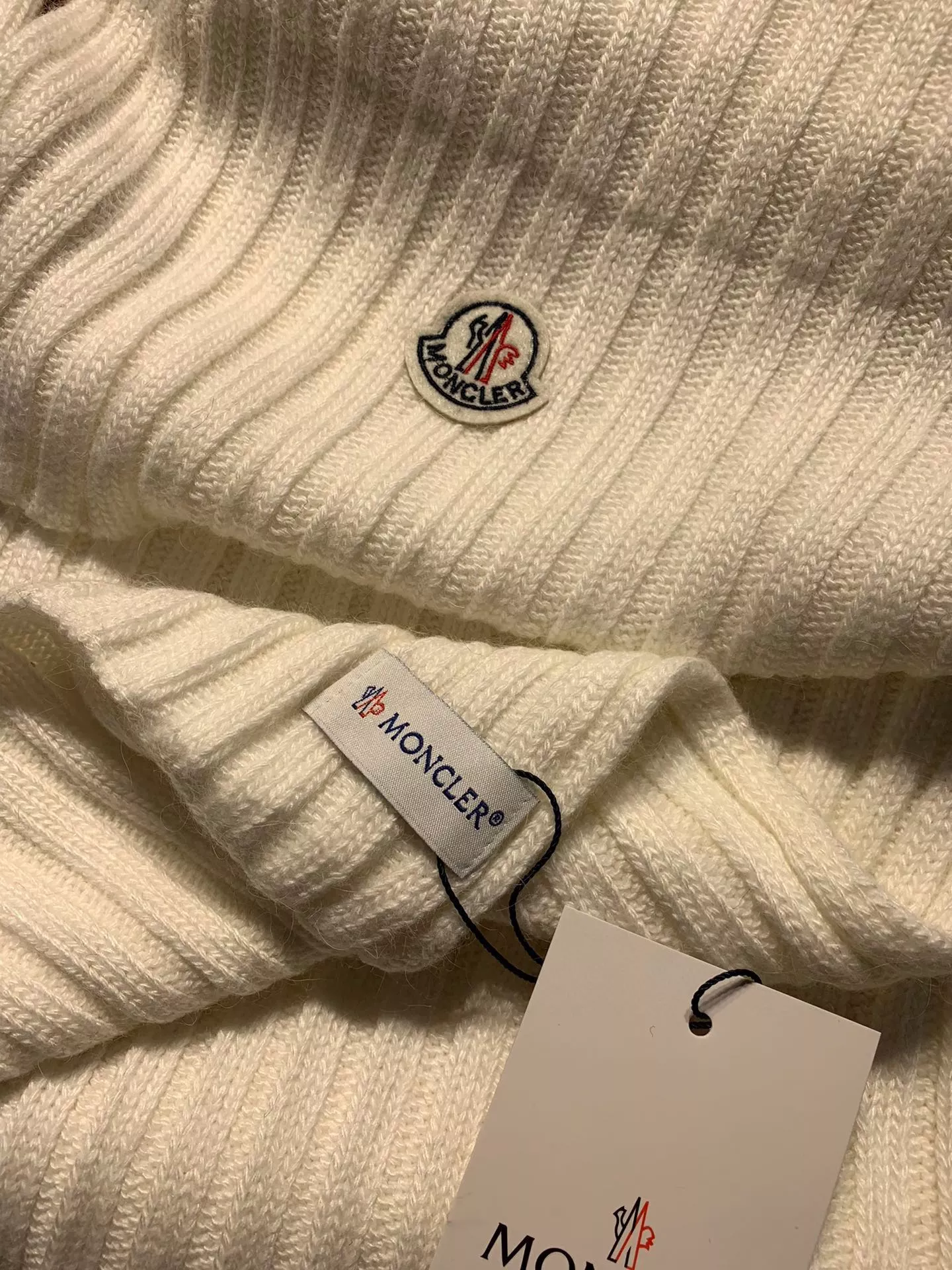 Moncler Hat and Scarf Set Trendsetting 5651