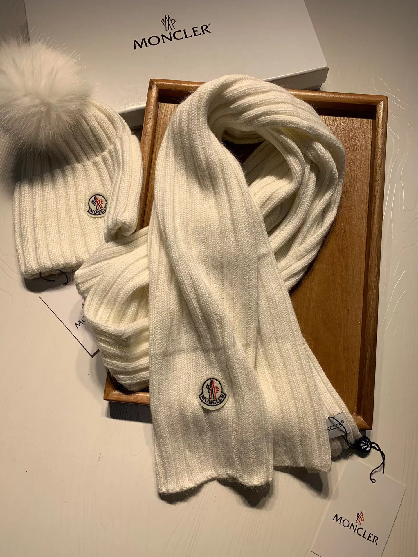 Moncler Hat and Scarf Set Trendsetting 5651