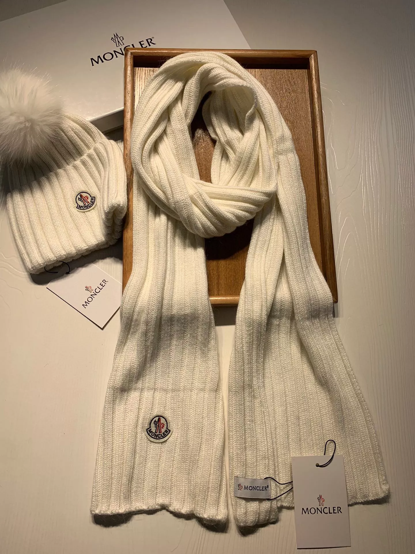 Moncler Hat and Scarf Set Trendsetting 5651