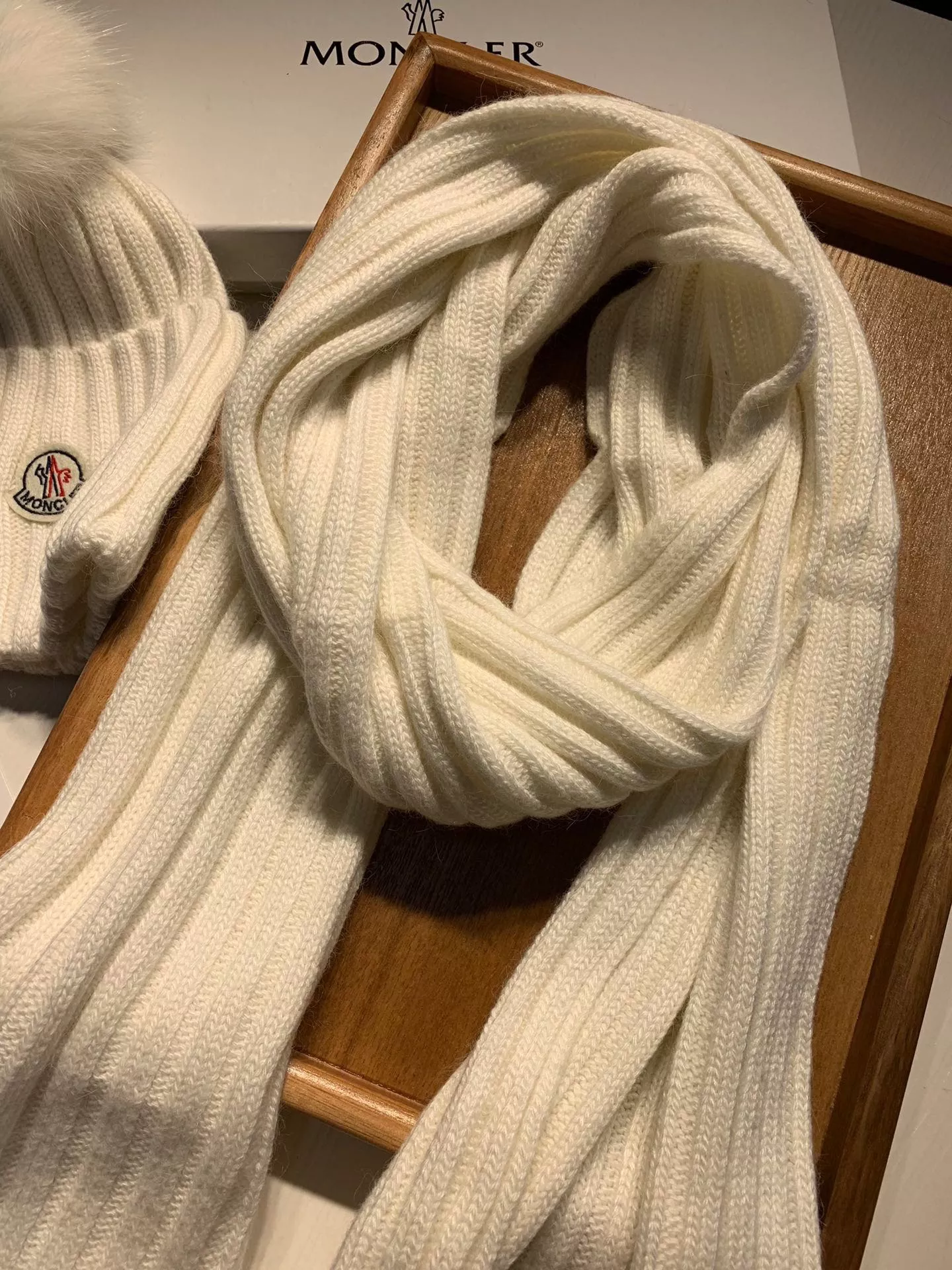 Moncler Hat and Scarf Set Trendsetting 5651