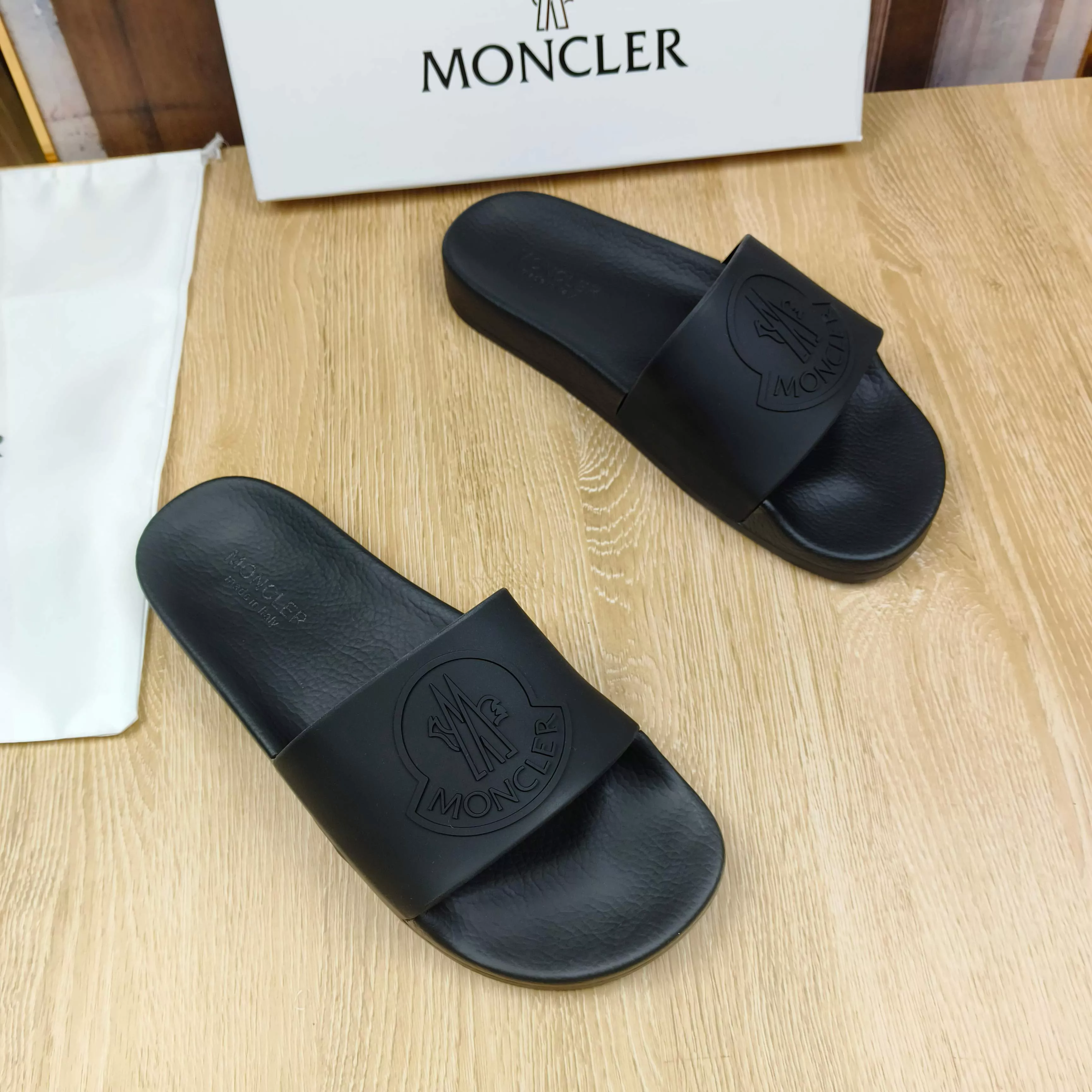 Moncler Slippers For Men Flexible 3322