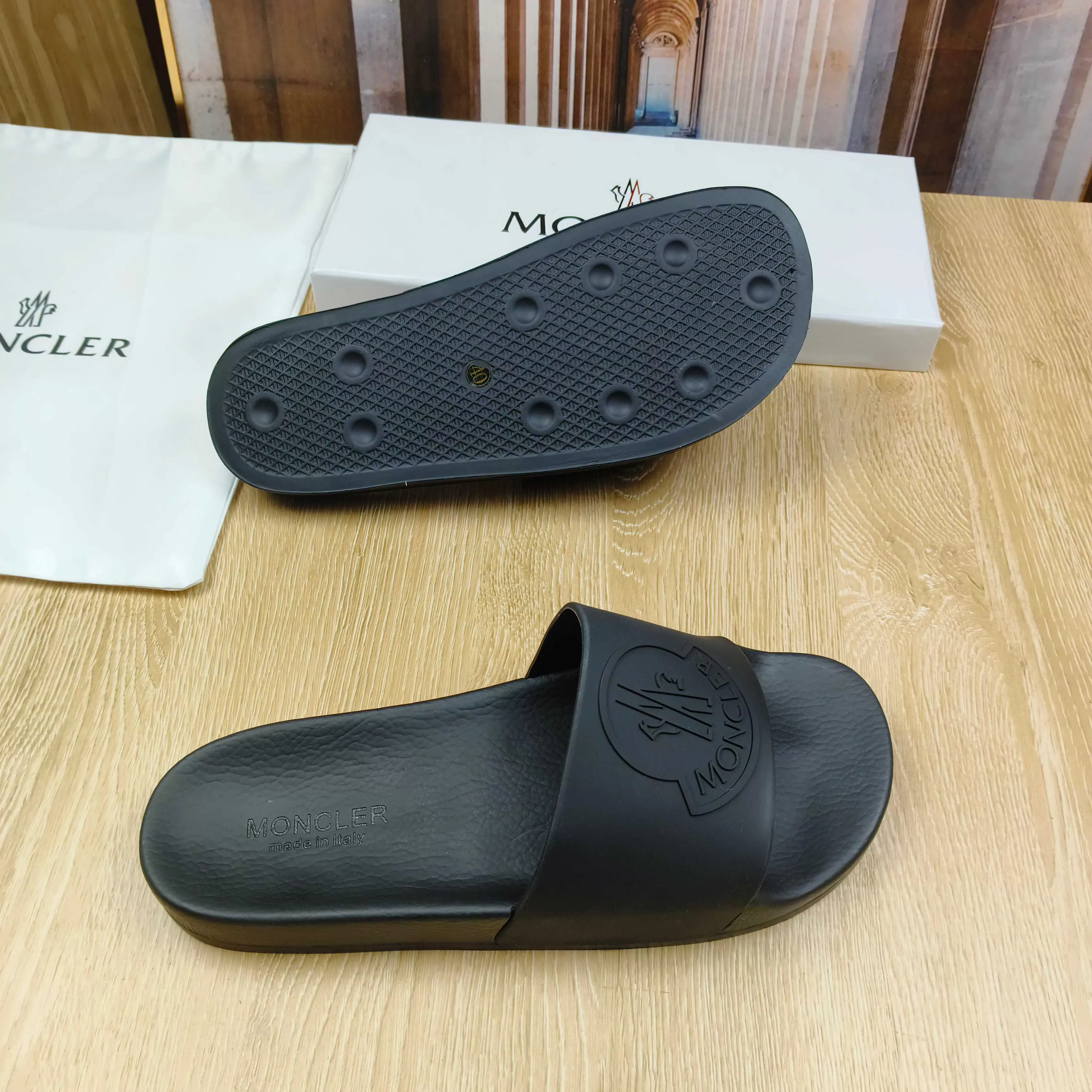 Moncler Slippers For Men Flexible 3322