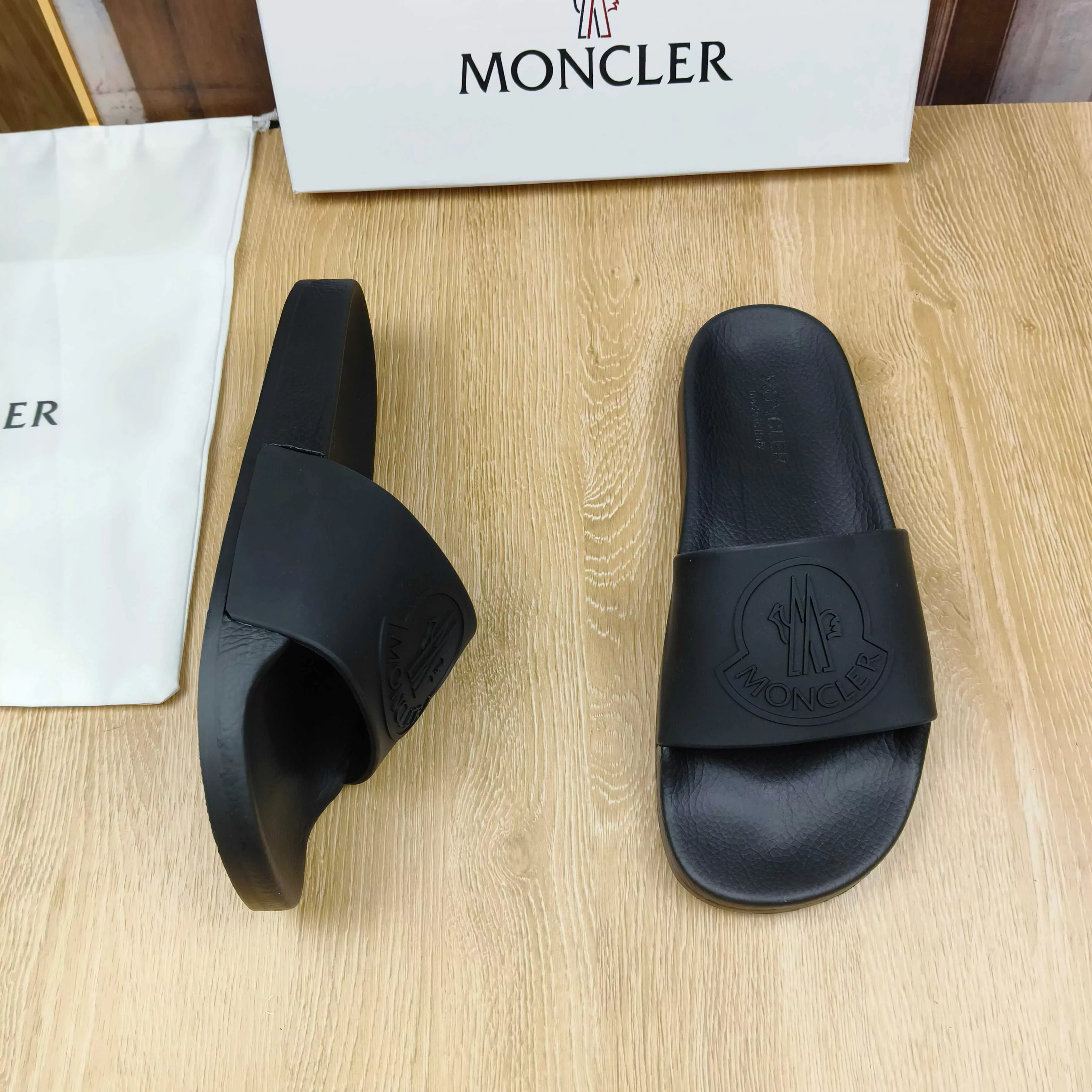 Moncler Slippers For Men Flexible 3322