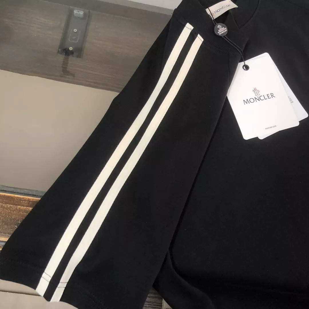 Moncler Tracksuits Short Sleeved For Men Durable 4708