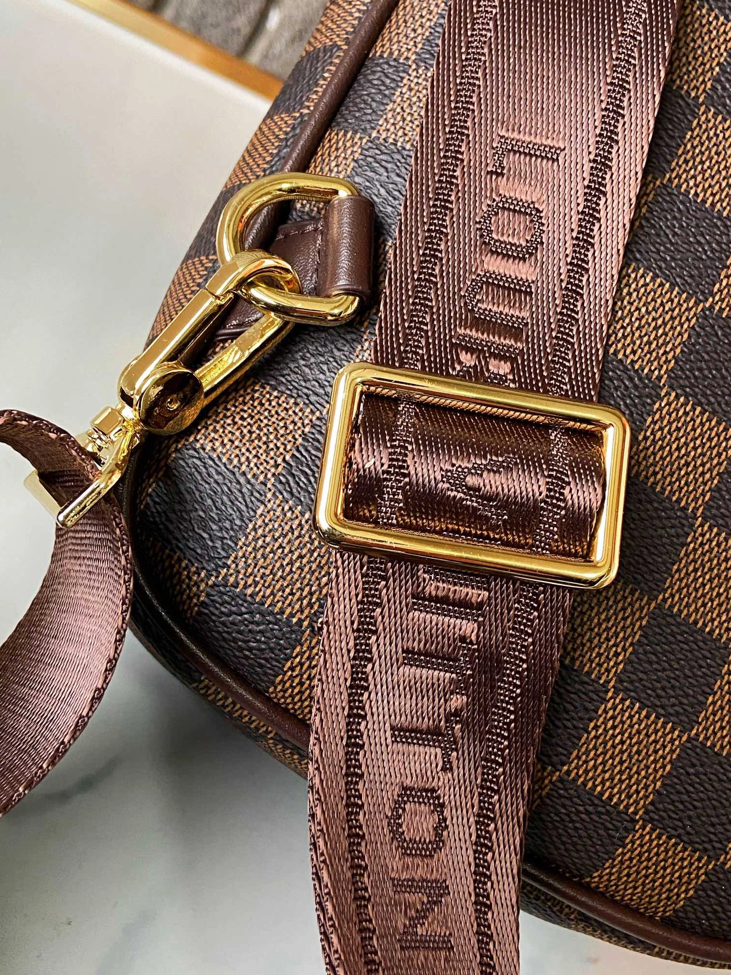 NewStyle 3581 Louis Vuitton AAA Man Messenger Bags