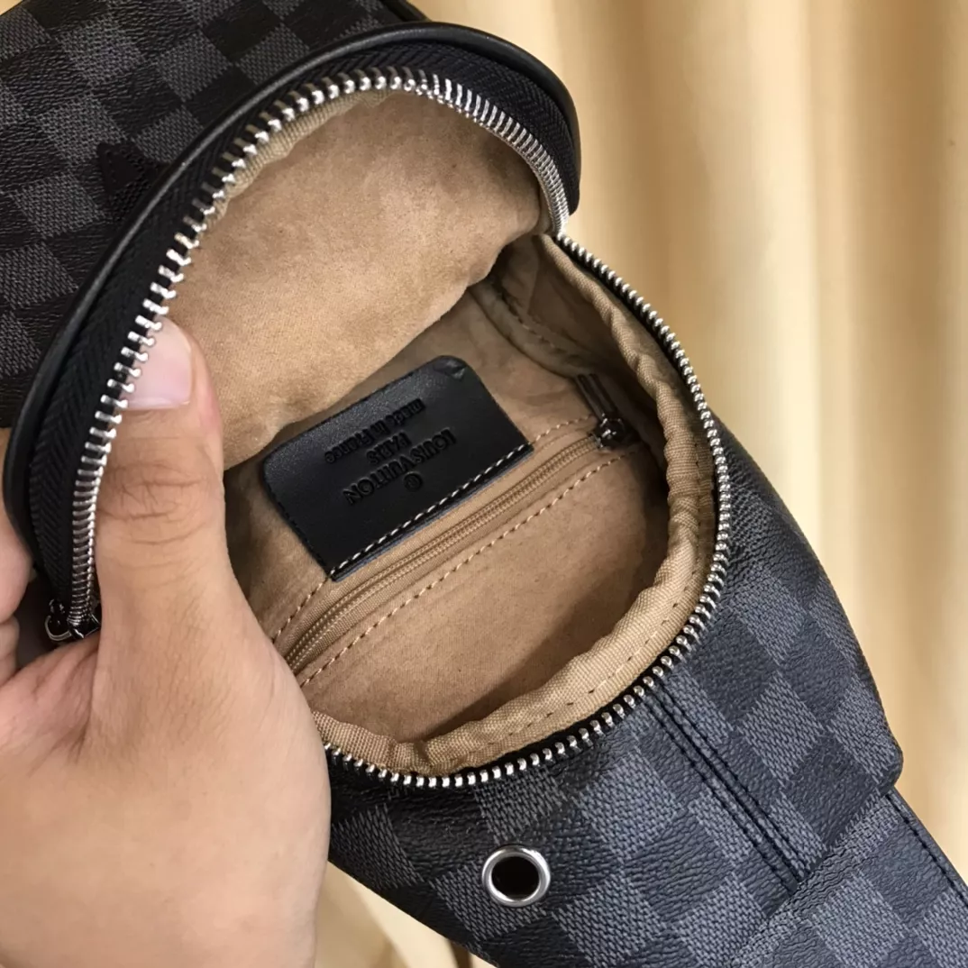 NewStyle 3943 Louis Vuitton AAA Man Messenger Bags