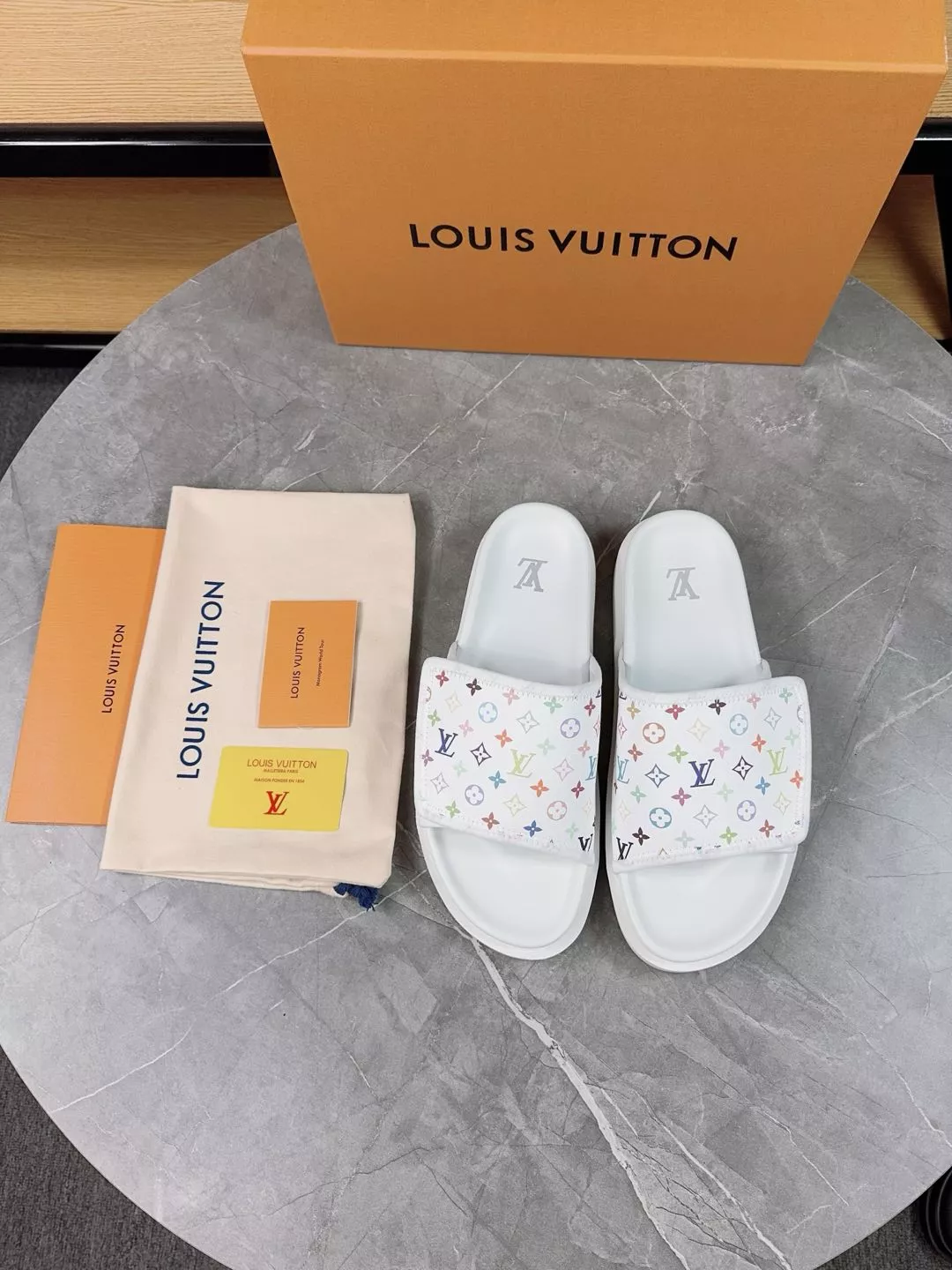 NewStyle 5879 Louis Vuitton Slippers For Men