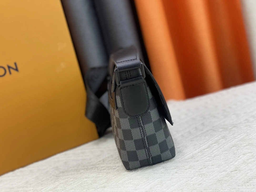 NewStyle 7121 Louis Vuitton AAA Man Messenger Bags