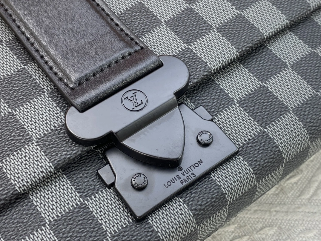 NewStyle 7121 Louis Vuitton AAA Man Messenger Bags