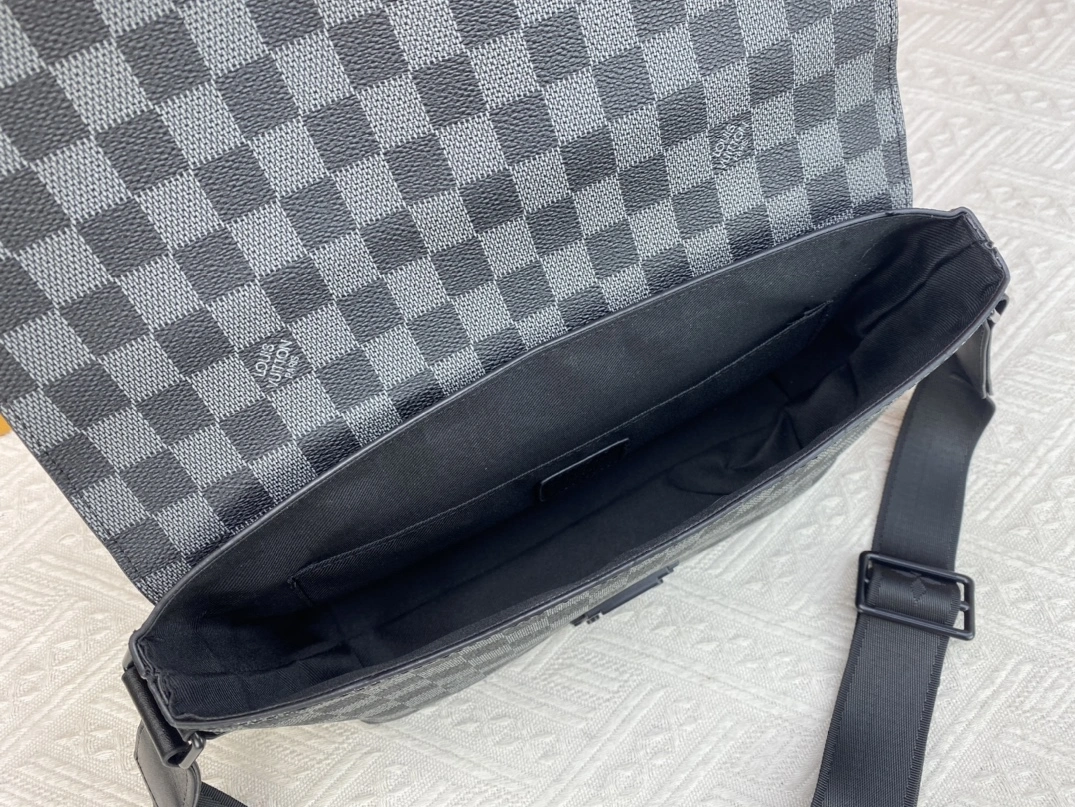 NewStyle 7121 Louis Vuitton AAA Man Messenger Bags