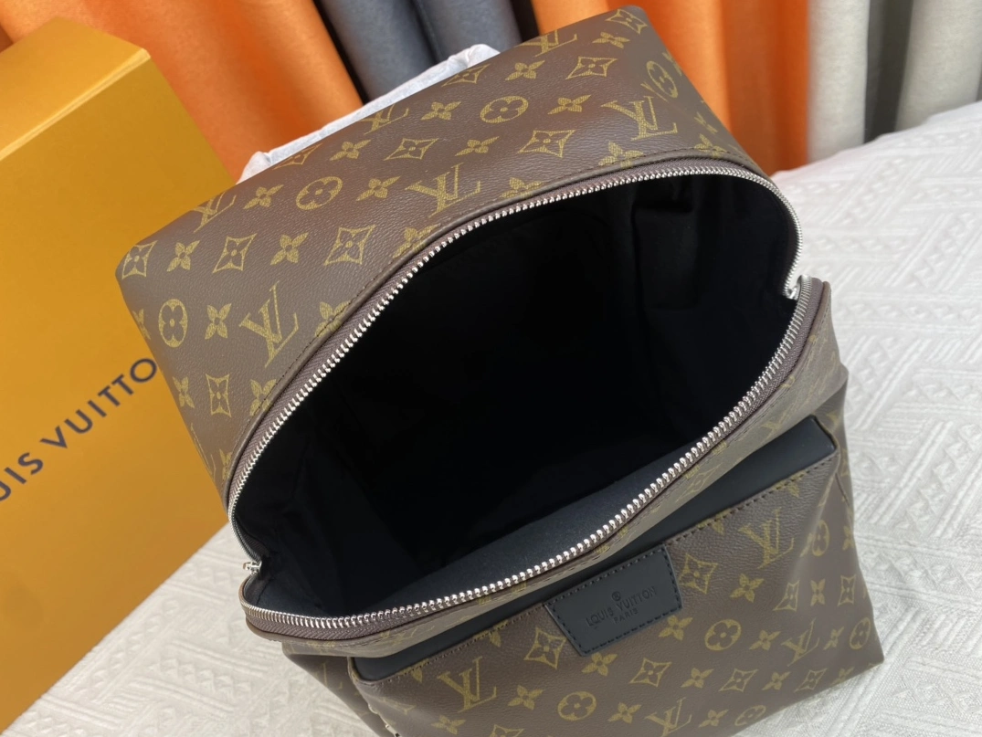 NewStyle 8031 Louis Vuitton LV AAA Man Backpacks