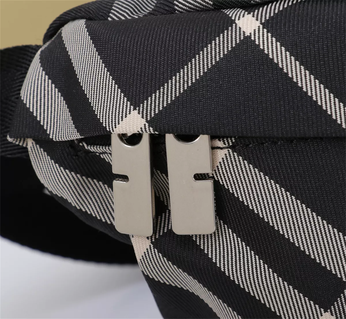 NewStyle 8913 Burberry AAA Quality Belt Bags