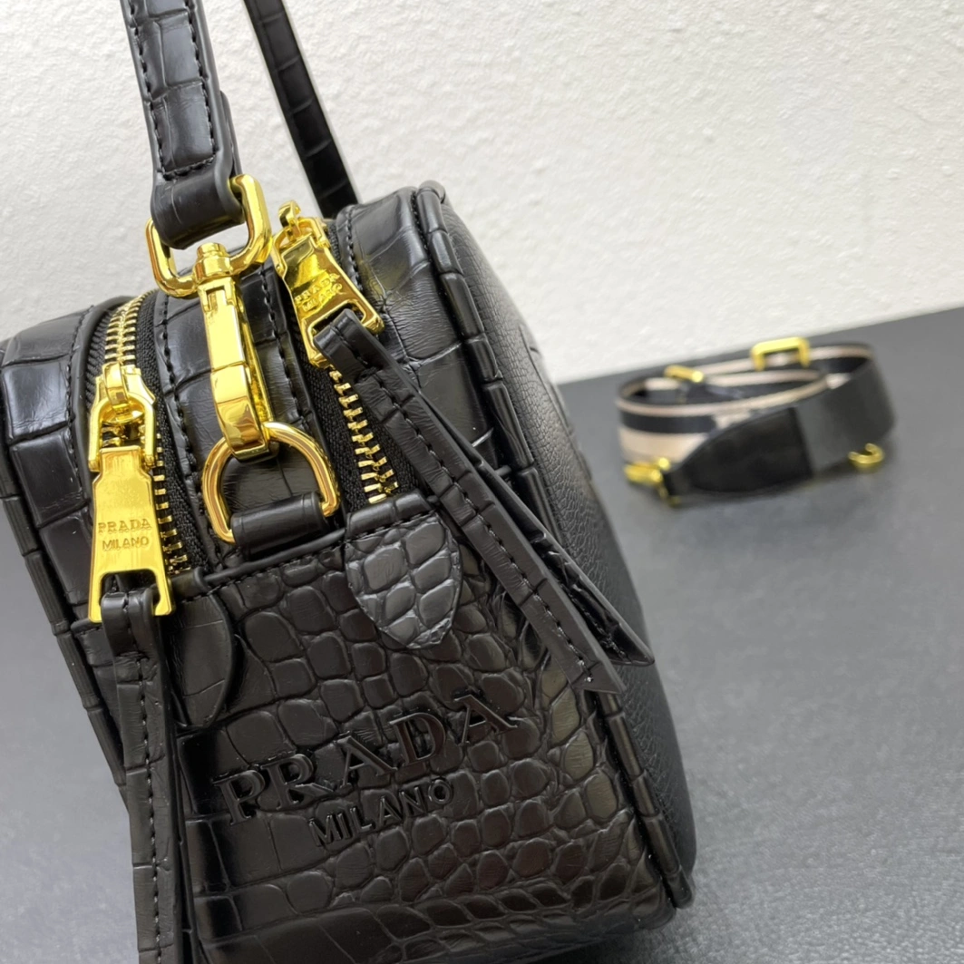 Popular 4730 Prada AAA Quality Messenger Bags For Women