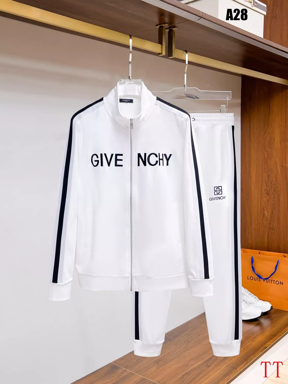 Popular 6059 Givenchy Tracksuits Long Sleeved For Men