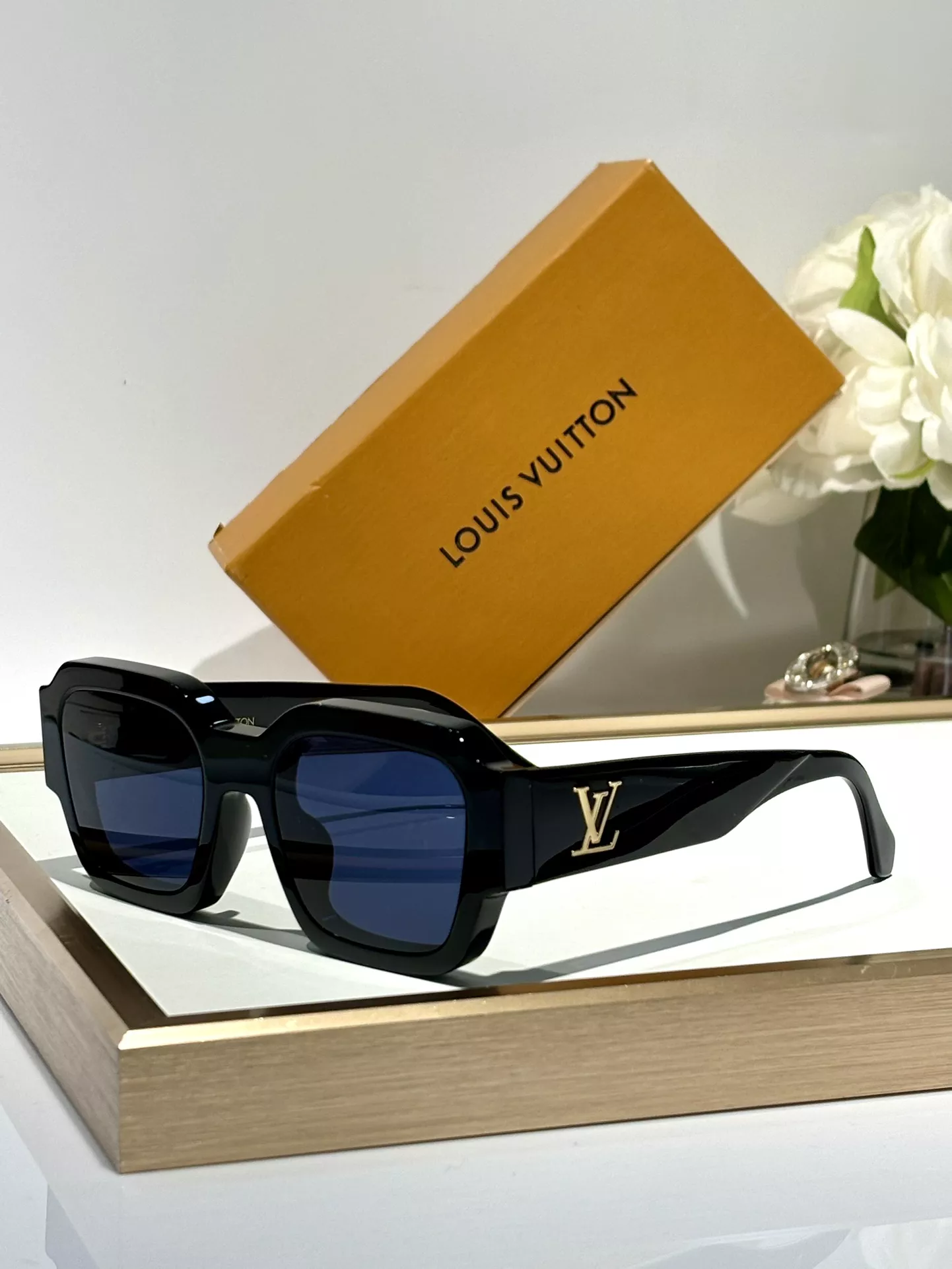 Practical 2431 Louis Vuitton AAA Quality Sunglasses
