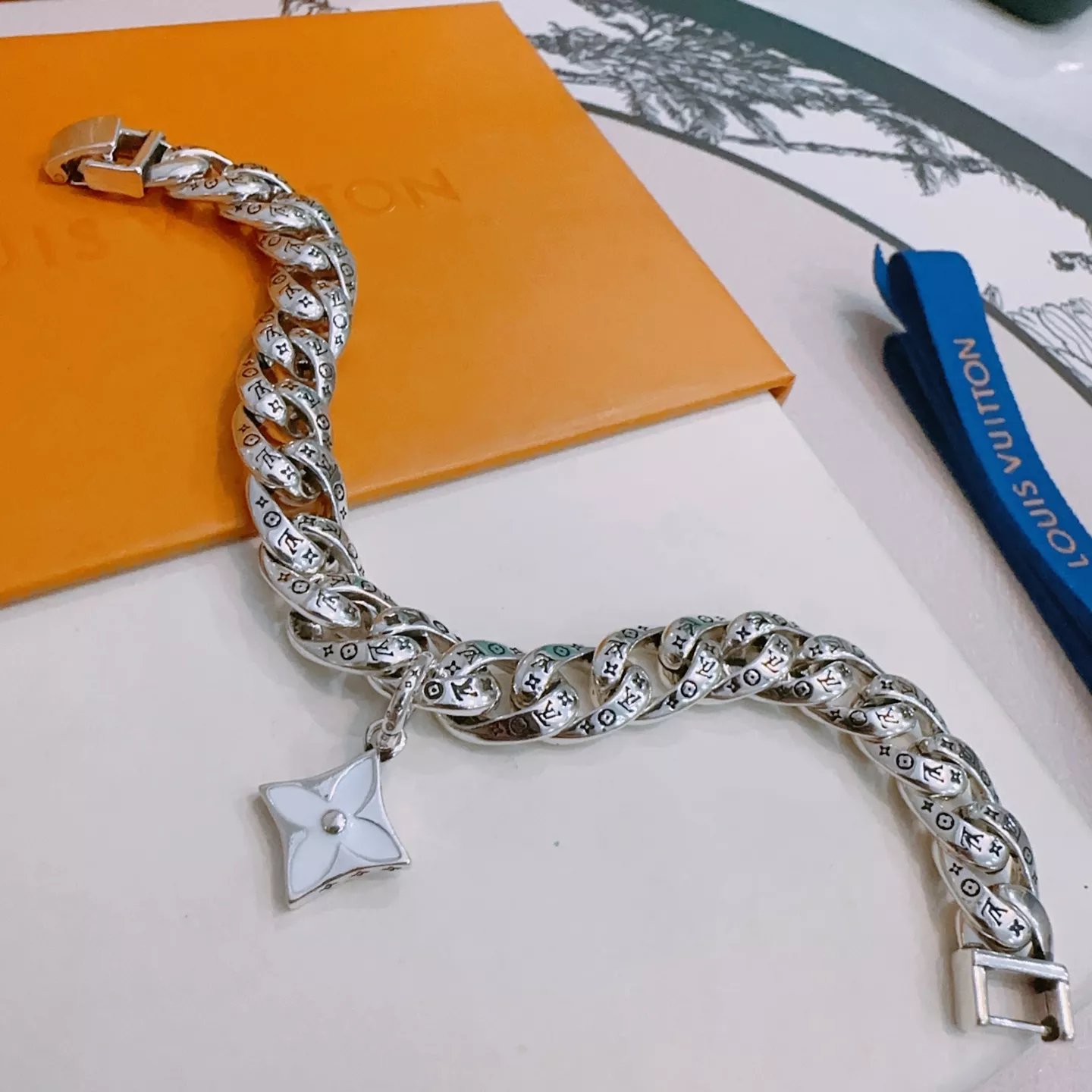 Practical 3794 Louis Vuitton LV Bracelets