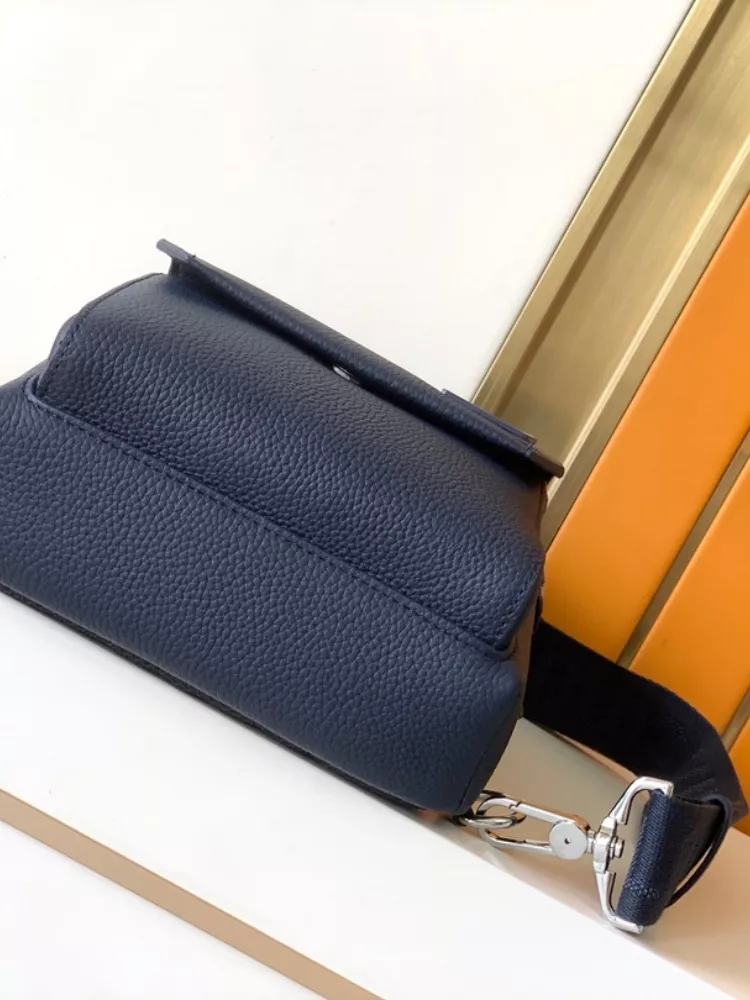 Practical 4337 Louis Vuitton AAA Man Messenger Bags