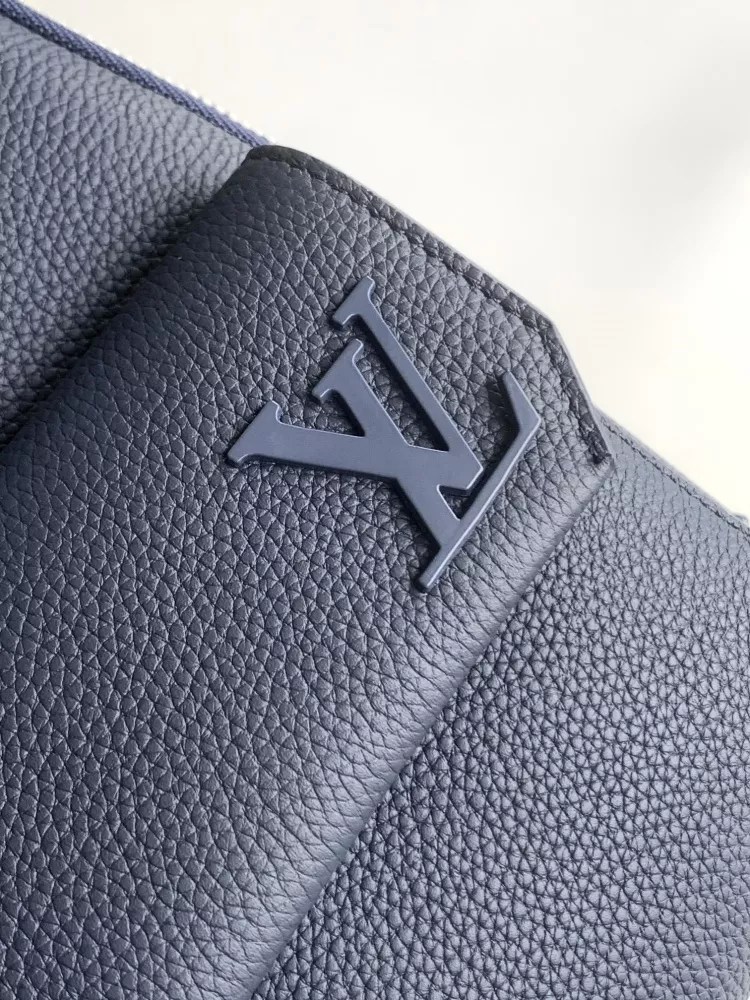 Practical 4337 Louis Vuitton AAA Man Messenger Bags