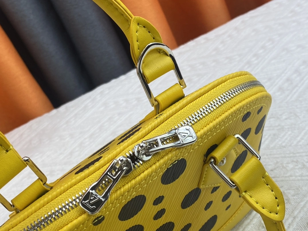 Practical 804 Louis Vuitton AAA Quality Handbags For Women