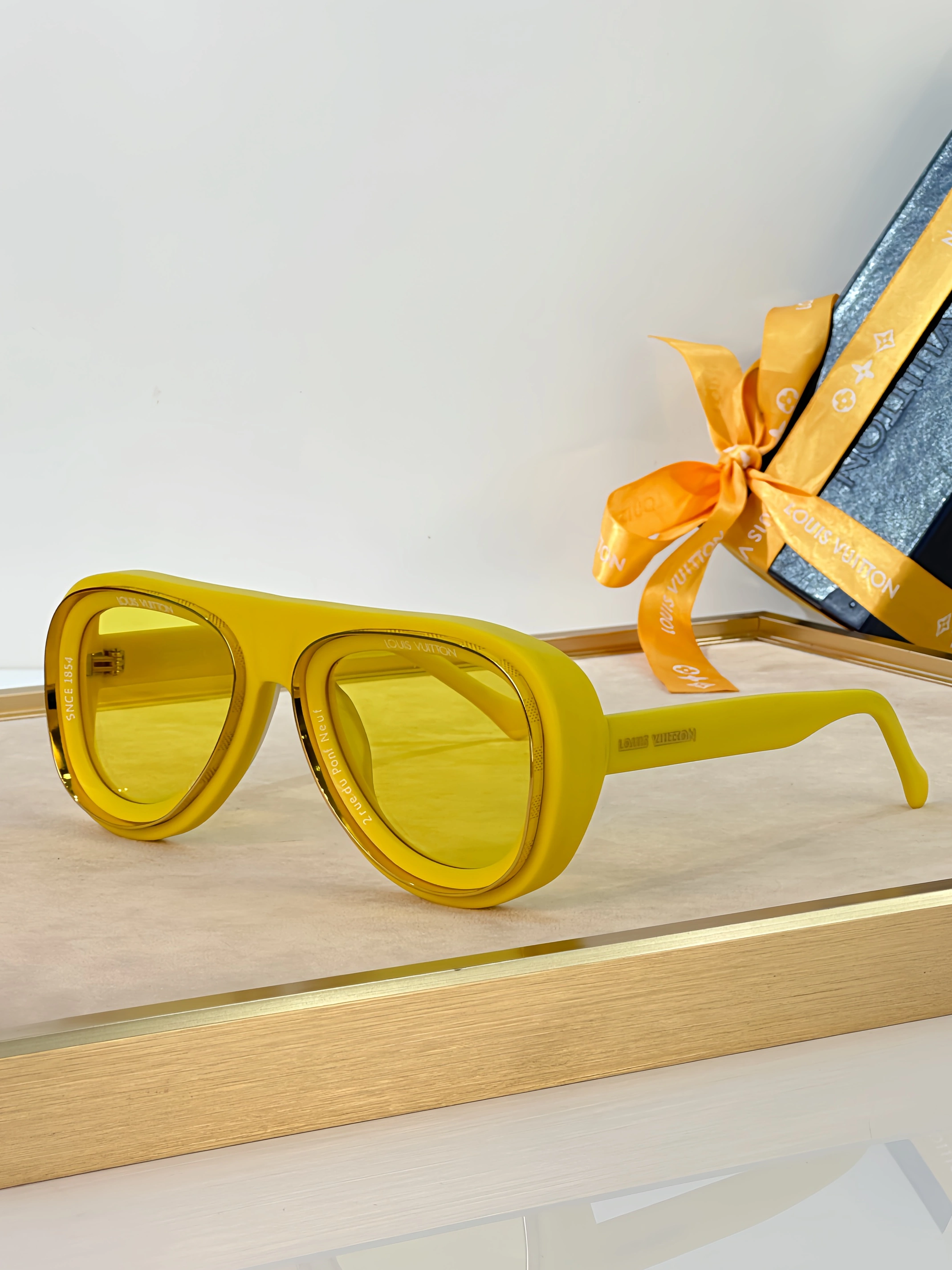 Practical 8926 Louis Vuitton AAA Quality Sunglasses