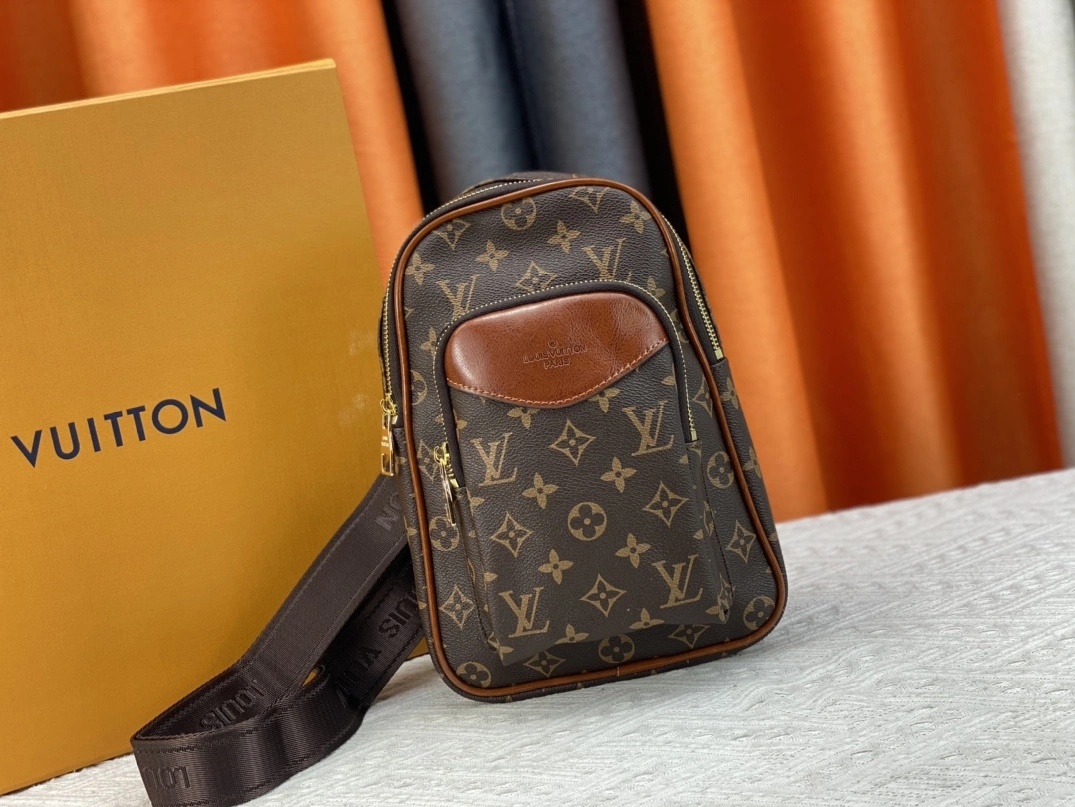 Practical 9716 Louis Vuitton AAA Man Messenger Bags