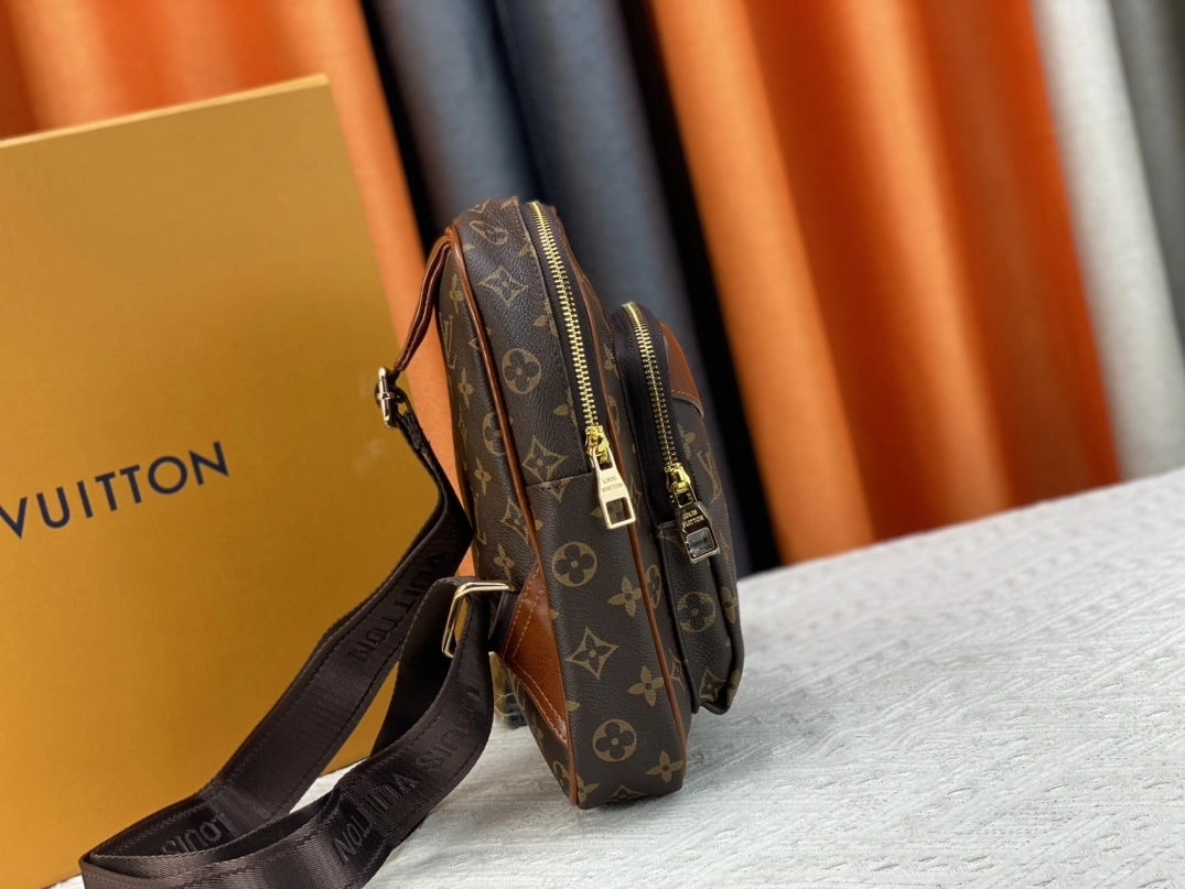 Practical 9716 Louis Vuitton AAA Man Messenger Bags